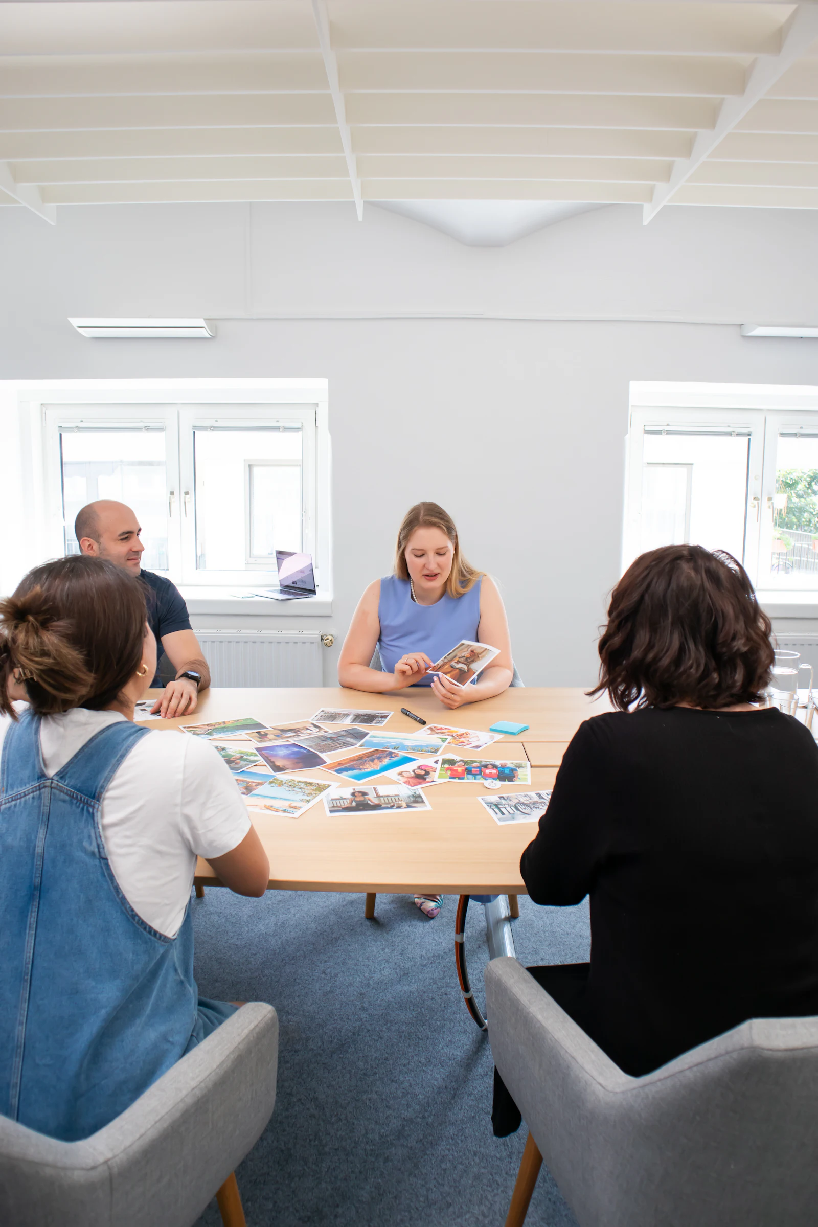 Un groupe de professionnels échange autour de cartes photos