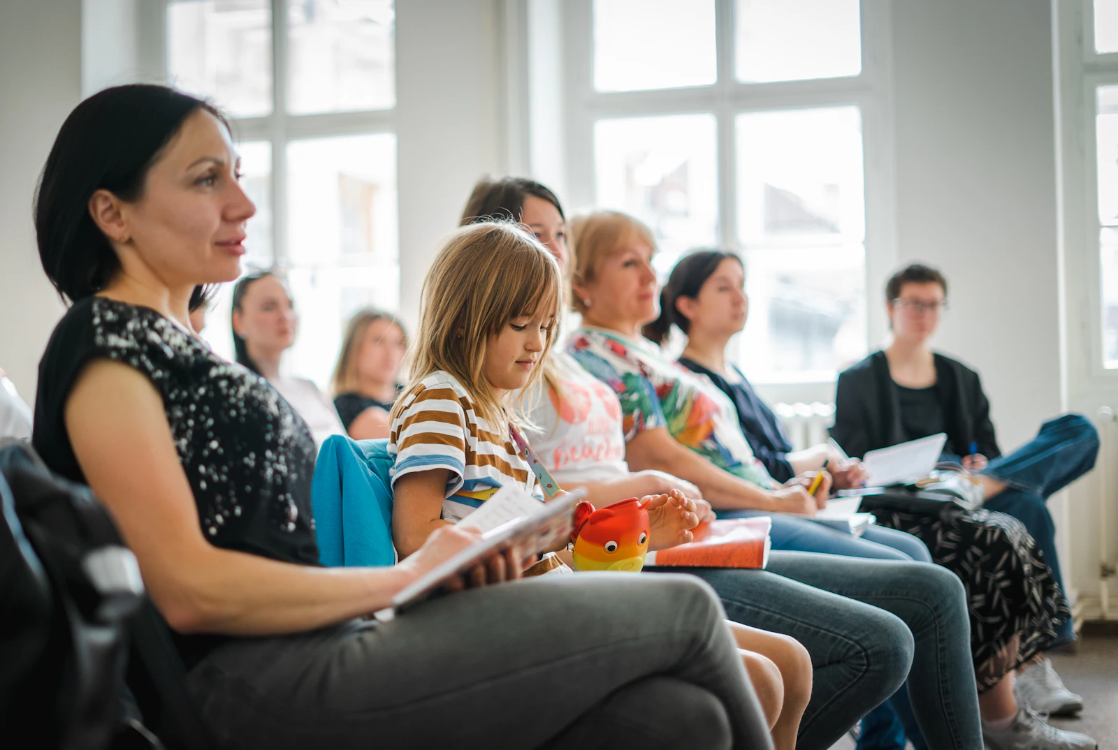 Des parents assis en cercle pendant un atelier