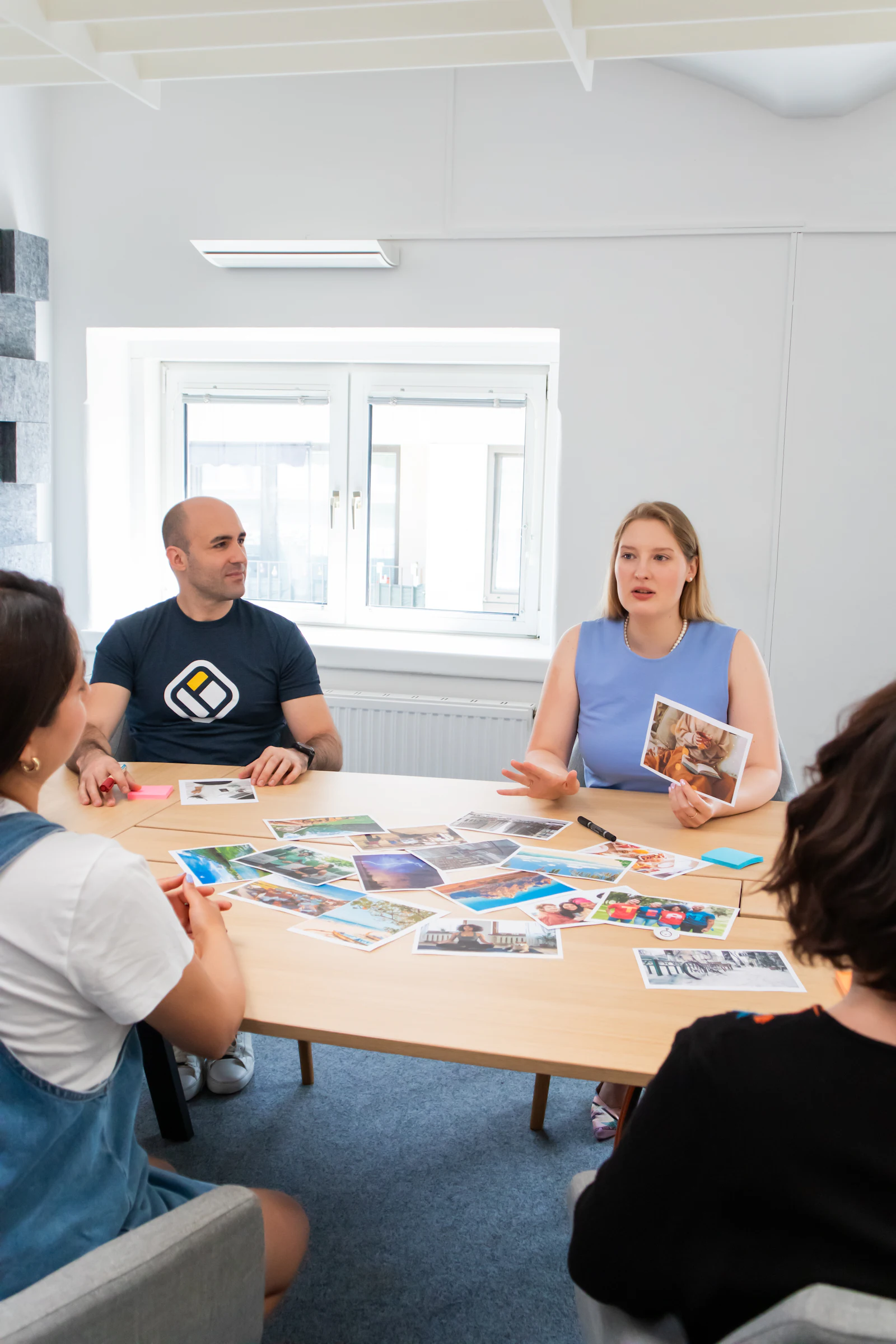 Des professionnels réfléchissent ensemble autour d’une table de cartes photos